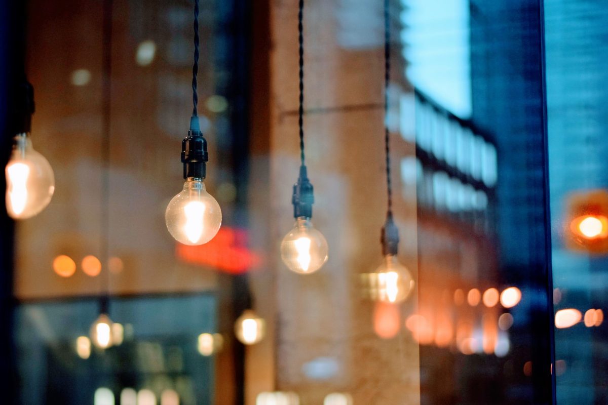 Lampy sufitowe nowoczesne – jakie mają cechy?