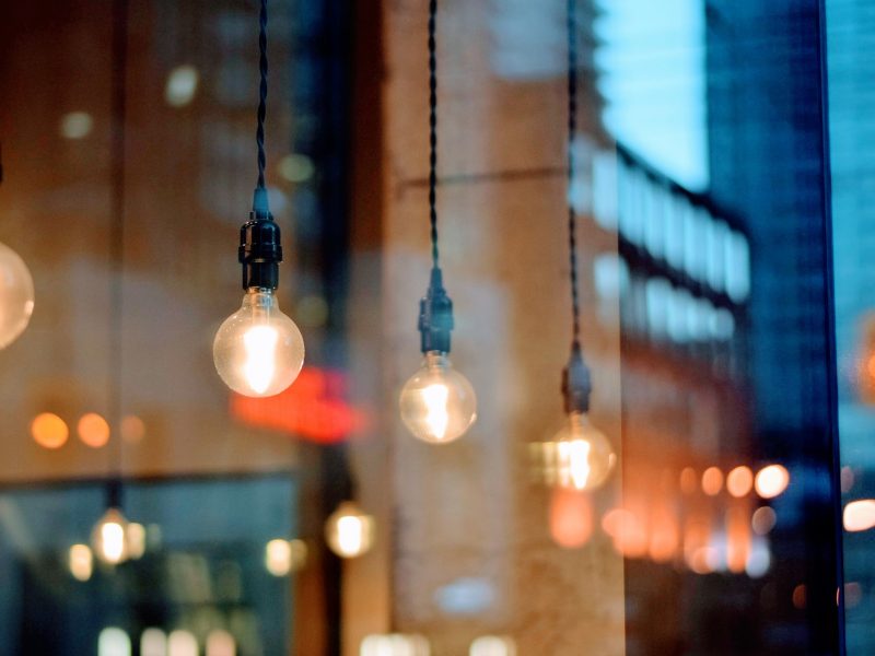 Lampy sufitowe nowoczesne – jakie mają cechy?