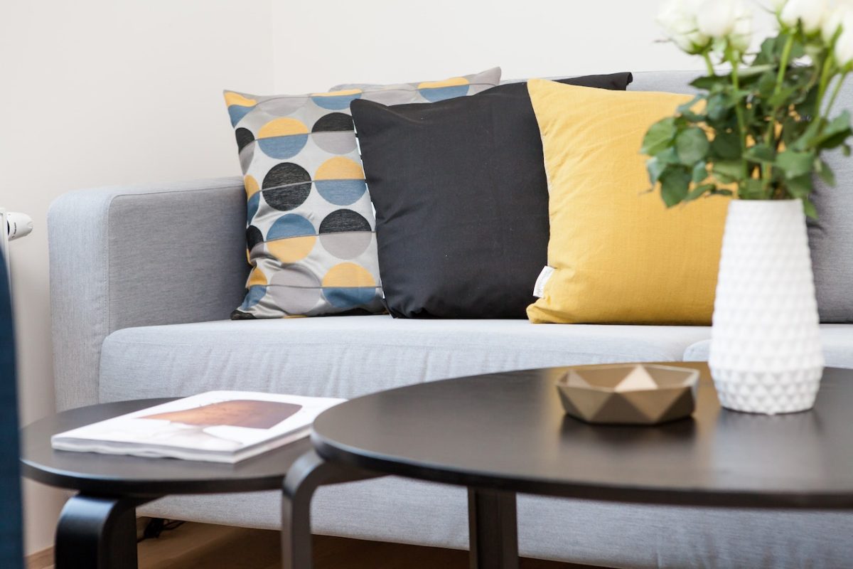 Poduszki na meble – wybór idealnego dodatku do wnętrz
