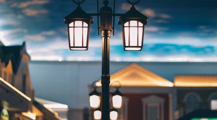 Uliczne lampy solarne: Energetyczne i ekologiczne oświetlenie dla miast