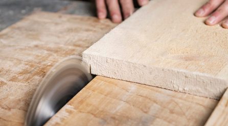 Jak prawidłowo zabezpieczyć powierzchnię drewnianą w kuchni?
