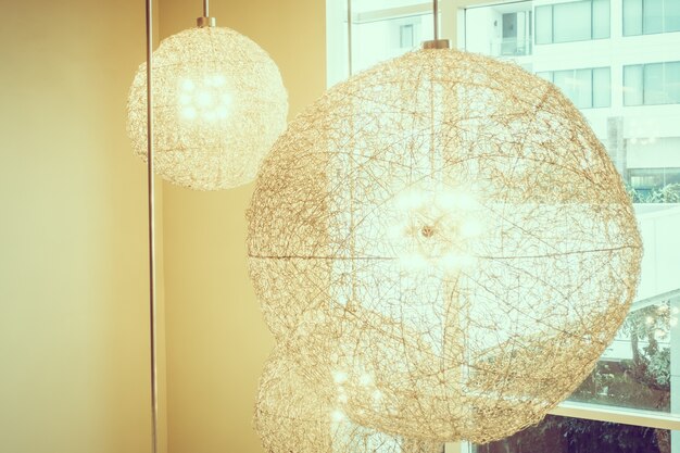 Magia światła: Jak wybrać oświetlenie, które podkreśli charakter twojego domu