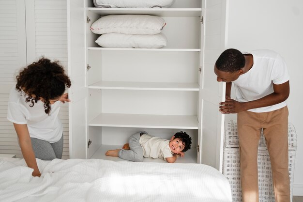 Jak zoptymalizować przestrzeń w małym mieszkaniu dzięki meblom na zamówienie?