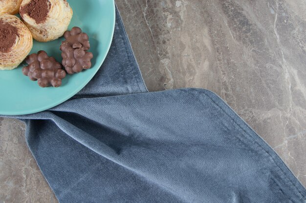 Elegancja i styl na stole: Jak wybrać idealny obrus do jadalni