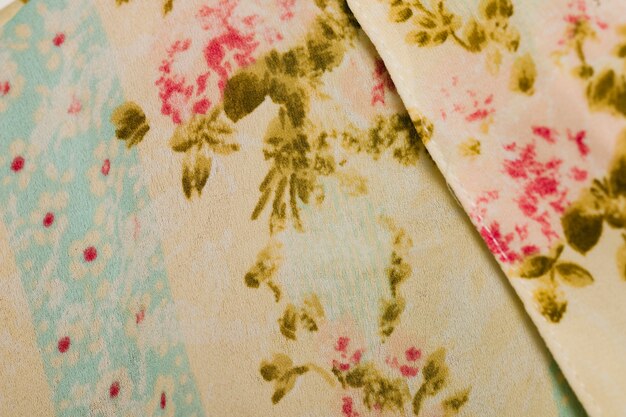 Kreatywne sposoby na wykorzystanie tkanin w dekoracji domowej przestrzeni